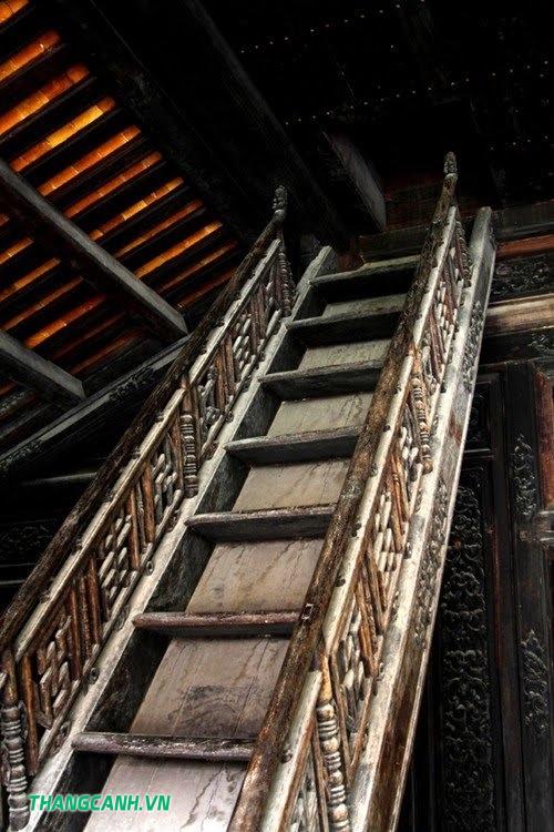 Cầu thang làm hoàn toàn bằng gỗ chạm khắc tinh sảo