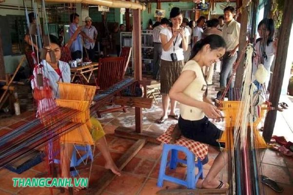 Làng dệt thổ cẩm Châu Giang