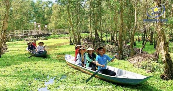 Trải nghiệm ngồi xuồng ba lá tham quan rừng tràm Trà Sư